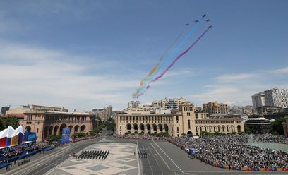 Armeńskie myśliwce wypuszczają dym w barwach flagi Armenii podczas parady wojskowej z okazji Dnia Re