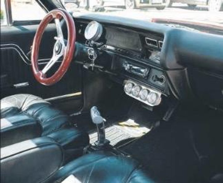 Wnętrze, podobnie jak cały samochód, ma za sobą gruntowną renowację.