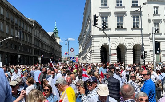 Tłum na skrzyżowaniu Świętokrzyska - Nowy Świat