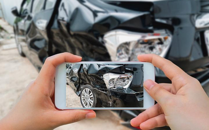 Rzeczoznawca nie musi już osobiście oglądać samochodu po wypadku. zdjęcia zniszczonego auta poszkodo
