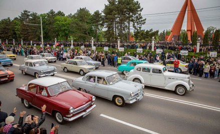 Parada radzieckich samochodów w Kiszyniowie w Mołdawii. Sentyment do ZSRR już jednak nie wystarcza d