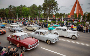 Parada radzieckich samochodów w Kiszyniowie w Mołdawii. Sentyment do ZSRR już jednak nie wystarcza d