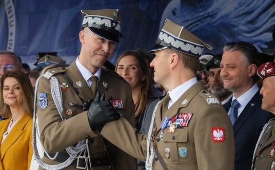 Gen. dyw. Karol Molenda (po prawej) oraz nowo powołany na stanowisko Dowódcy Komponentu Wojsk Obrony