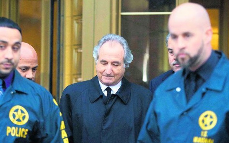 Bernard Madoff opuszcza budynek sądu federalnego na Manhattanie. Na początku stycznia za kaucją wysz