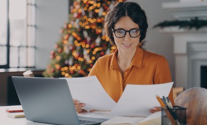 Jak zgodnie z prawem planować i rozliczać pracę pod koniec roku?