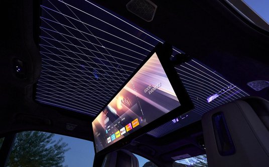 Tak prezentuje się tylny 31,3 calowy ekran