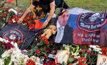 Stosy kwiatów, sztandary i ikony z Prigożynem przed siedzibą Grupy Wagnera w Petersburgu