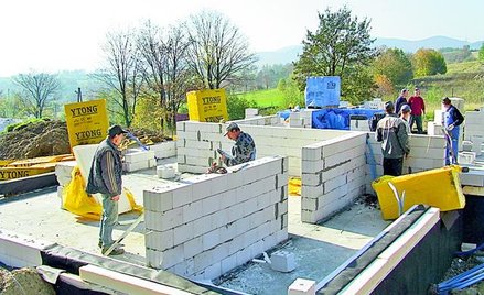 Dom dla czytelników - mamy już ściany parteru lamii, następnie będą montowane płyty stropowe