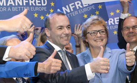 Manfred Weber cieszy się z wyniku głosowania w Helsinkach