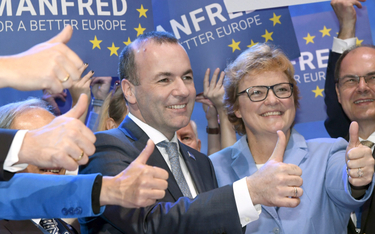 Manfred Weber cieszy się z wyniku głosowania w Helsinkach