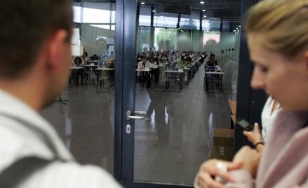 Egzaminy na adwokata i radcę po staremu, na notariusza po nowemu