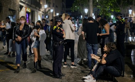 W Barcelonie świętowano koniec lockdownu. Interweniowała policja