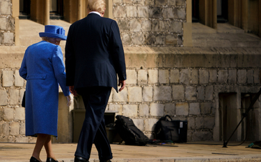 Królowa tresuje Trumpa, a on zaćmiewa słońce