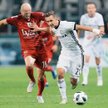 Legia – Wisła na Łazienkowskiej. O piłkę walczą Dominik Nagy (Legia – z prawej) i Vullnet Basha