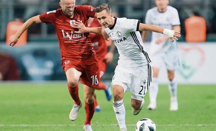 Legia – Wisła na Łazienkowskiej. O piłkę walczą Dominik Nagy (Legia – z prawej) i Vullnet Basha