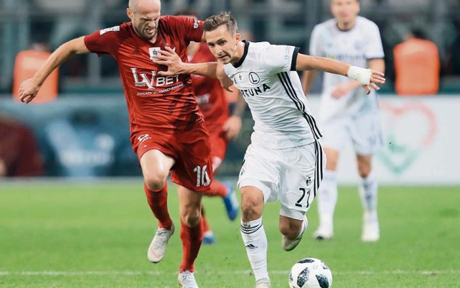 Legia – Wisła na Łazienkowskiej. O piłkę walczą Dominik Nagy (Legia – z prawej) i Vullnet Basha