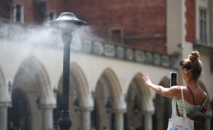 Kurtyny wodne pomagają mieszkańcom Krakowa radzić sobie z upałami