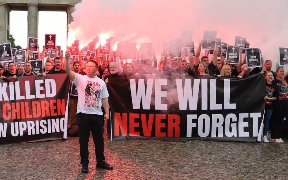 Sławomir Mentzen pod Bramą Branderburską w Berlinie w rocznicę wybuchu Powstania Warszawskiego
