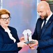 Premier Hanna Suchocka otrzymała nagrodę z rąk prezydenta Wrocławia Jacka Sutryka oraz dr. Adolfa Ju