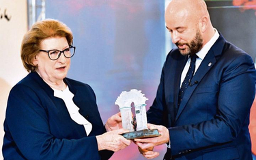 Premier Hanna Suchocka otrzymała nagrodę z rąk prezydenta Wrocławia Jacka Sutryka oraz dr. Adolfa Ju