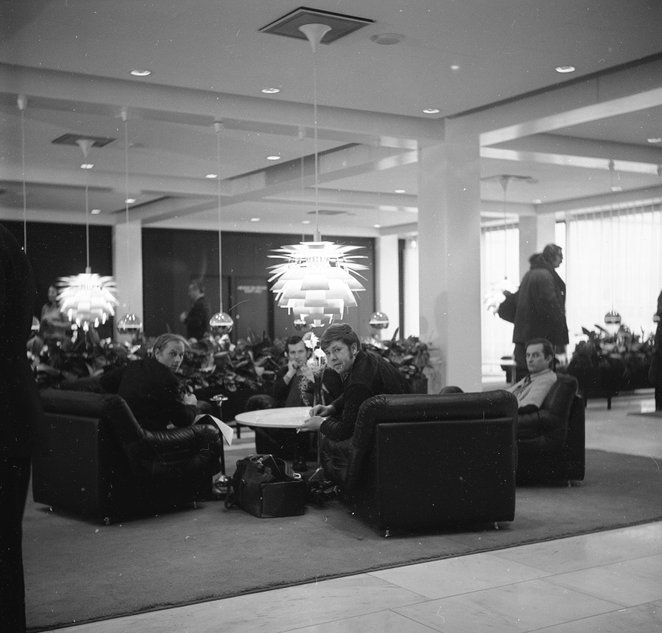 Lucyna zaczęła płakać, nie chciała dać dowodu, a w holu było sporo osób. Milicjantka wypychała ją na