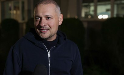 Poseł Wojciech Król podczas wypowiedzi dla mediów po zakończeniu posiedzenia aresztowego w siedzibie