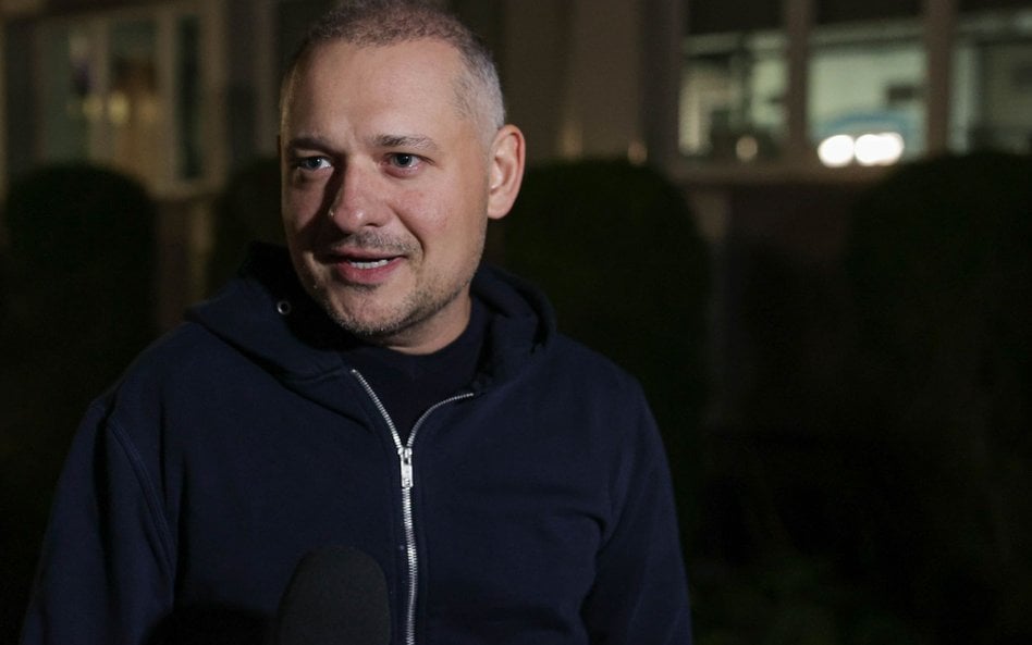 Poseł Wojciech Król podczas wypowiedzi dla mediów po zakończeniu posiedzenia aresztowego w siedzibie