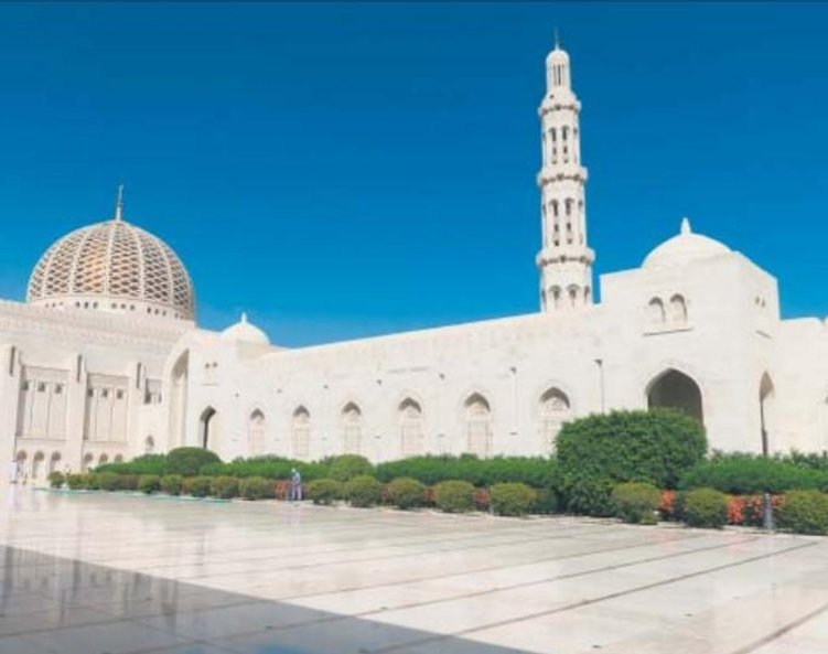 Główną atrakcją Muskatu jest wielki meczet sułtana Kabusa. Do jego budowy użyto trzysta tysięcy ton 