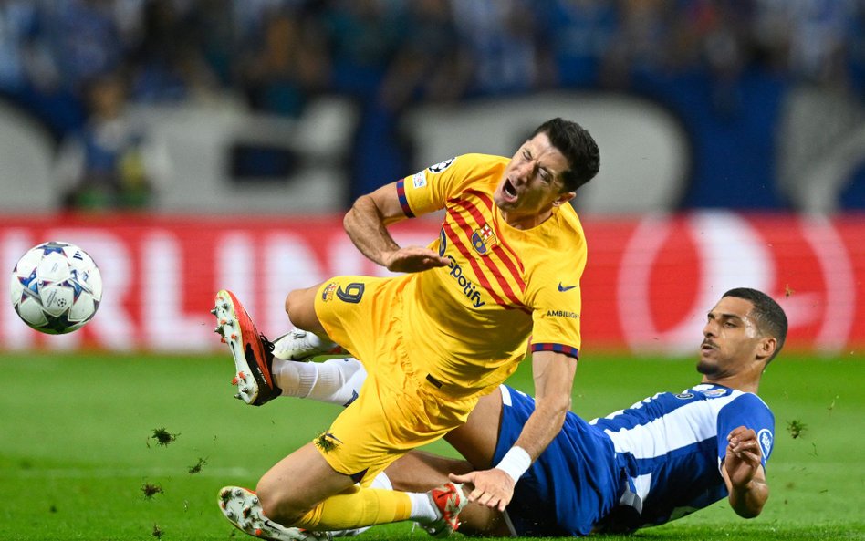 Faul na Robercie Lewandowskim w meczu z FC Porto