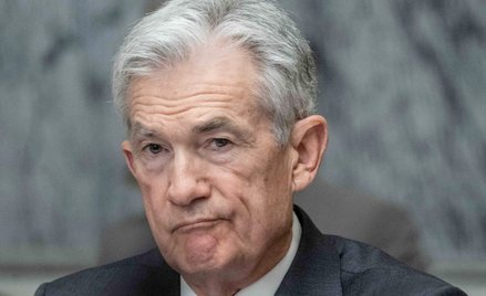 Inwestorzy wyczekują cięcia stóp procentowych przez Fed, którym kieruje Jerome Powell. Fot. afp
