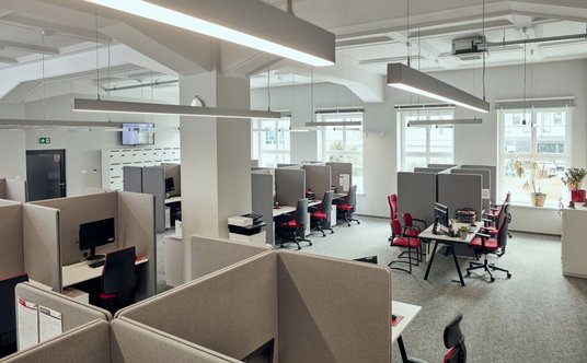 Wiele działów urządzono w formie open space'ów