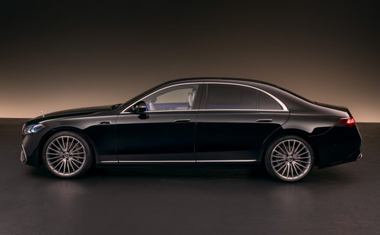 Wszystkie odmiany Mercedesa klasy S – benzynowe i wysokoprężne – korzystają z 48-woltowego układu mi