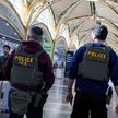 Funkcjonariusze ICE w porcie lotniczym im. Ronalda Reagana w pobliżu Waszyngtonu