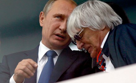 Władimir Putin rozmawia z ówczesnym szefem Formuły 1 Berniem Ecclestone podczas Grand Prix Rosji For