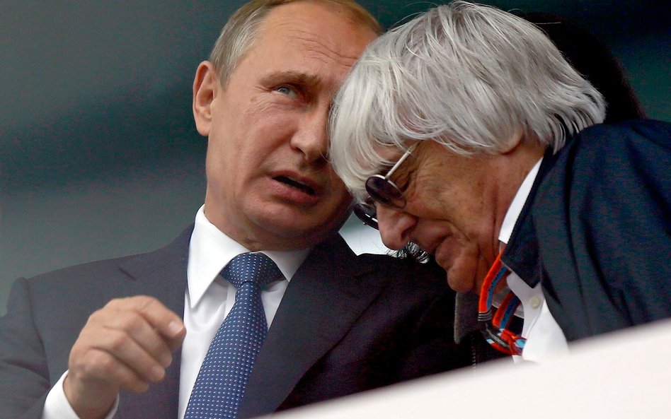 Władimir Putin rozmawia z ówczesnym szefem Formuły 1 Berniem Ecclestone podczas Grand Prix Rosji For