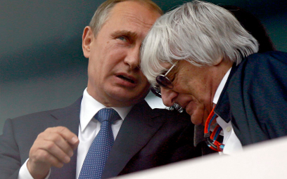 Władimir Putin rozmawia z ówczesnym szefem Formuły 1 Berniem Ecclestone podczas Grand Prix Rosji For