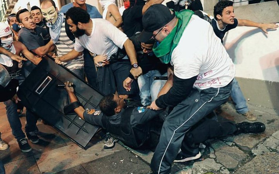 Rio de Janeiro. Antyrządowe protesty przerodziły się w uliczne bitwy z policją