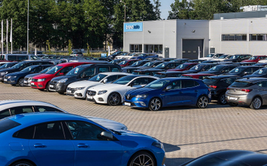 Polacy coraz mniej chcą zajmować się sami sprzedażą swojego auta