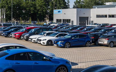 Polacy coraz mniej chcą zajmować się sami sprzedażą swojego auta