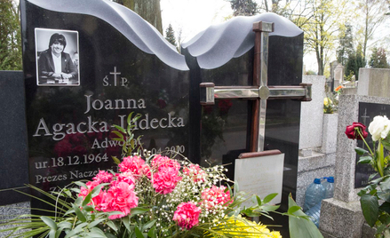Grób mecenas Joanny Agackiej-Indeckiej, która zginęła w katastrofie smoleńskiej 10 kwietnia 2010 r.