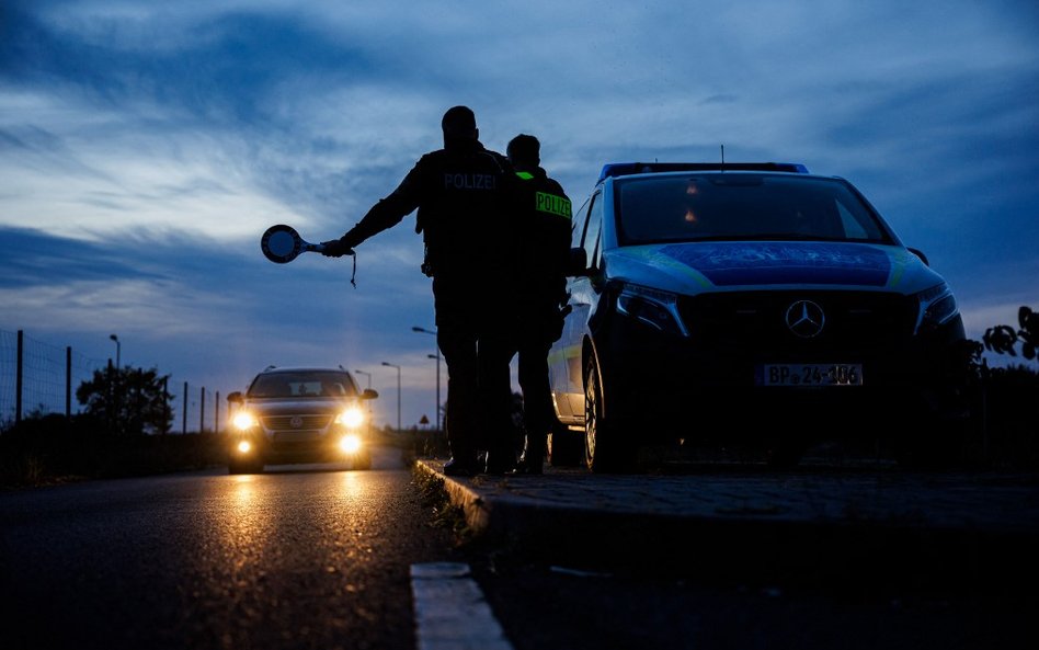 Patrol niemieckiej policji przy granicy z Polską