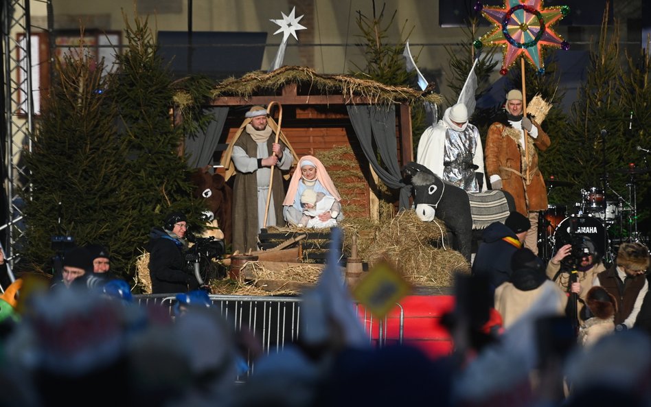 Około godziny 12:20 czoło orszaku dotarło na Plac Zamkowy. Przed ustawioną tam sceną główną nastąpił