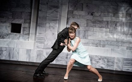 Katarzyna Herman i Paweł Sakowicz w spektaklu „Kilka obcych słów po polsku”