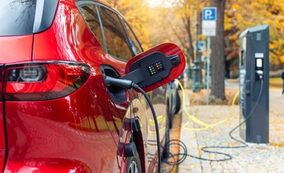 Ładowarki, tańsze e-auta i mniej ropy. Polska przyspiesza z elektromobilnością