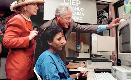 Prezydent USA Bill Clinton wraz z towarzyszącą mu pierwszą damą Hillary Clinton obserwują, jak uczen