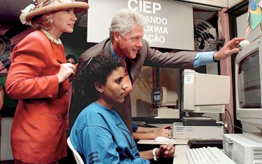 Prezydent USA Bill Clinton wraz z towarzyszącą mu pierwszą damą Hillary Clinton obserwują, jak uczen