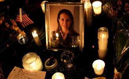 Gabrielle Giffords komunikuje się z lekarzami, ale jej stan jest nadal krytyczny