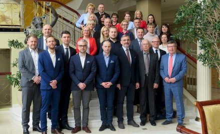 Pierwszy z prawej prezes Polish Prestige Hotels Krzysztof Jędrocha