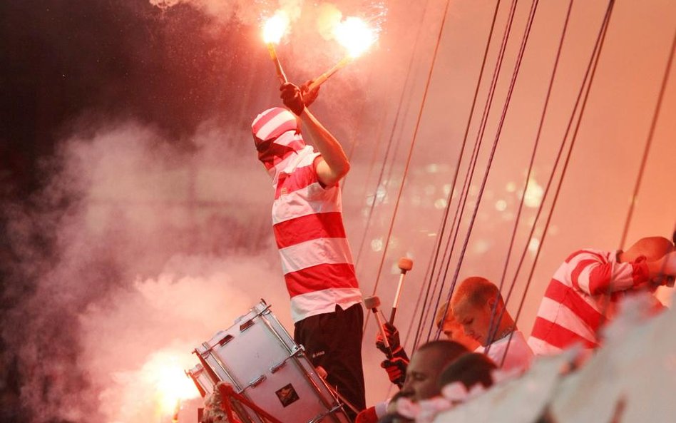 Użycie środków pirotechnicznych na stadionach jest nielegalne.