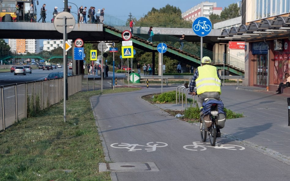 Miasta coraz częściej skupiają się na łączeniu odcinków istniejących tras rowerowych, przerwanych np